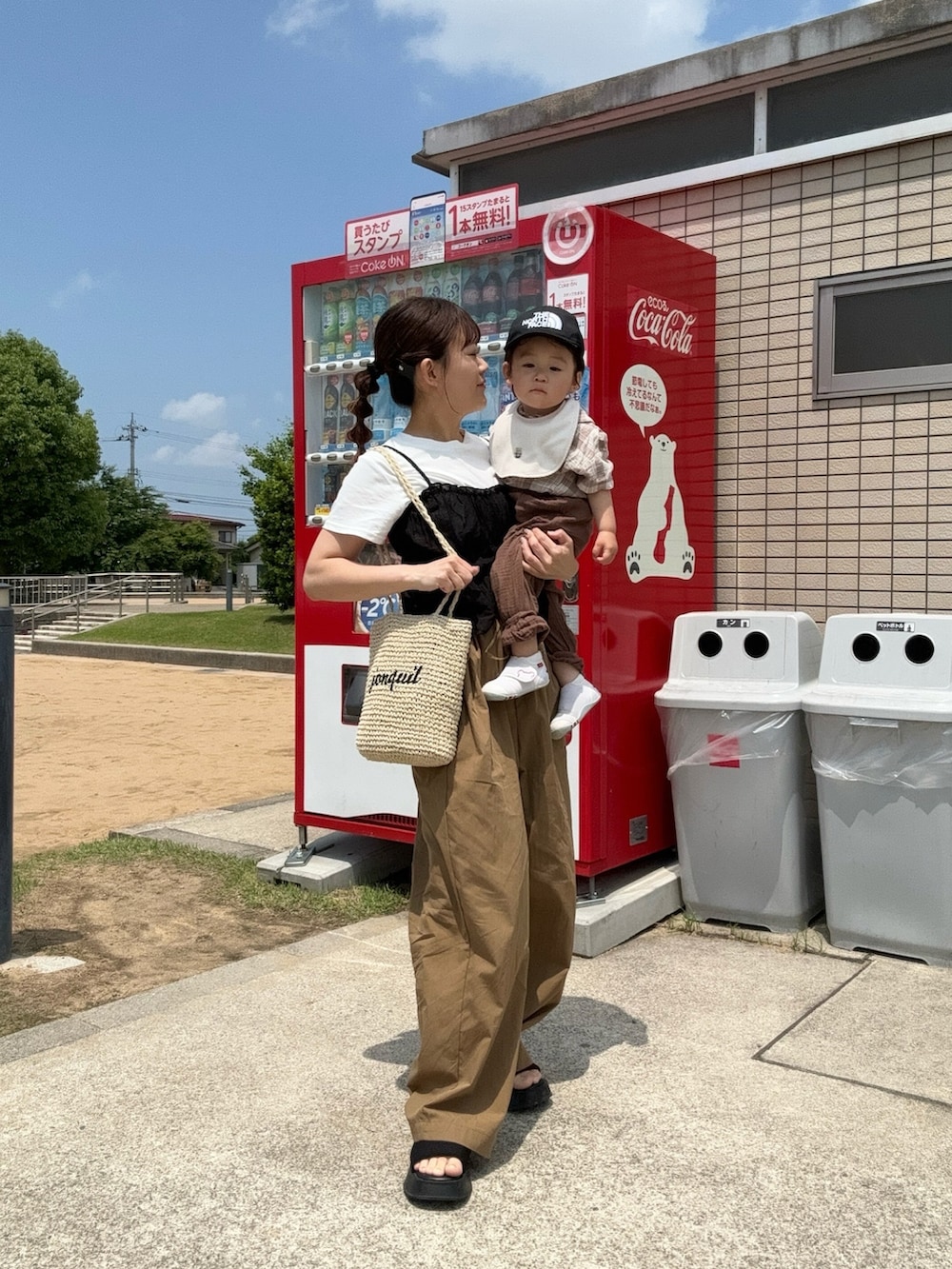 「Crisp、プチプラ、レイヤードスタイル、白Tシャツ、ビスチェ、サンダル、大人女子、お出かけコーデ、休日スタイル、夏コーデ、Tシャツコーデ、シンプルスタイル、夏ファッション、厚底サンダル、かごバッグ」｜「Crispの２タックイージーパンツ[c2R3685]（カーゴパンツ、ブラウン系）」を使った、chicchimoさん（レディース・152cm）の夏コーディネートの4枚目の写真