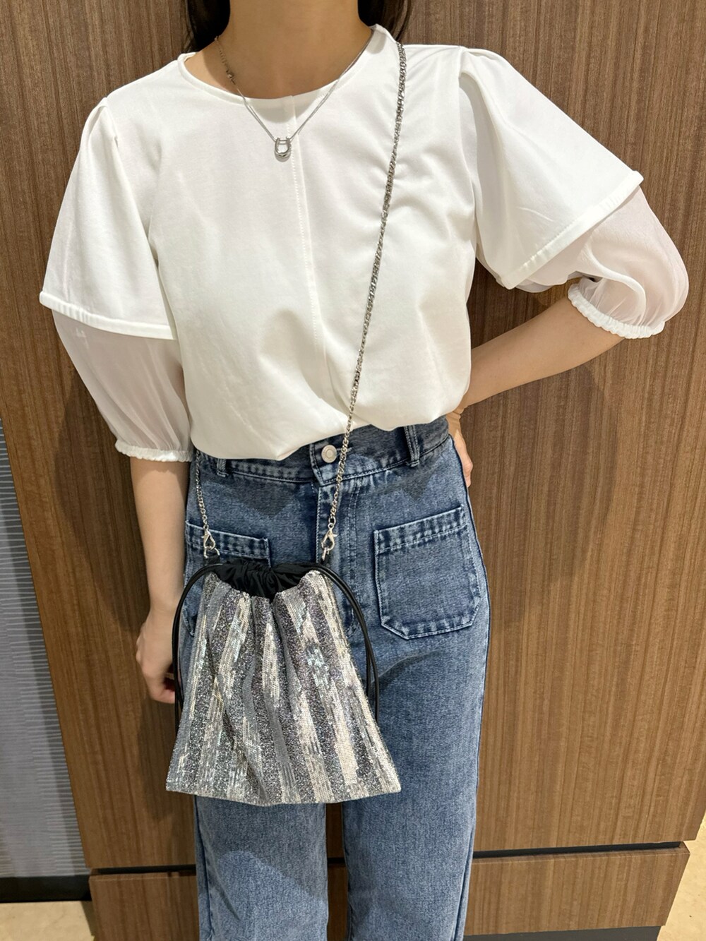 ホワイト系のシャツ/ブラウス、ブラック系のオールインワン・サロペット、ベージュ系のトートバッグを着用したレディースの夏コーディネートの3枚目の写真