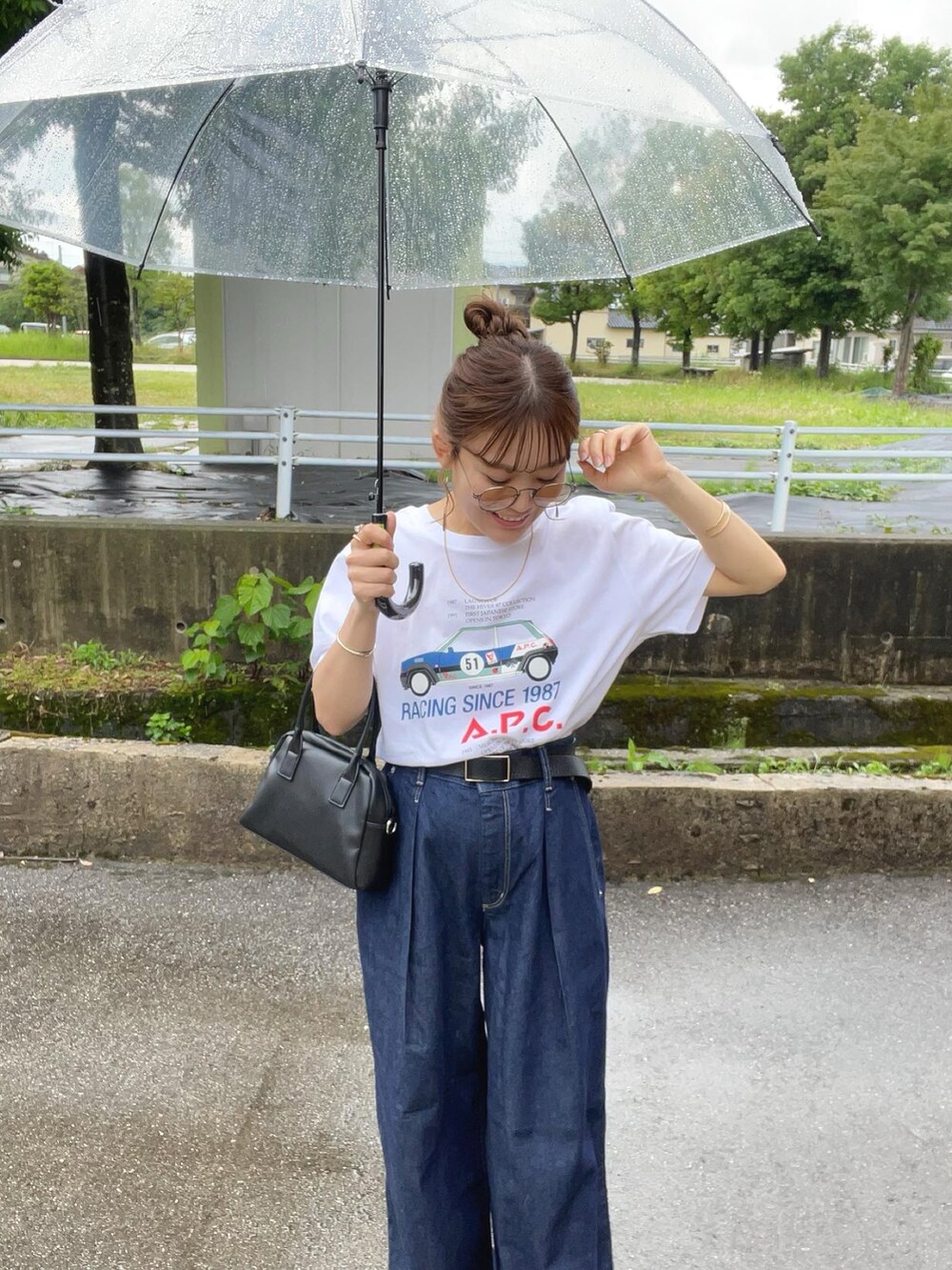 ホワイト系のTシャツ/カットソー、ブルー系のデニムパンツ、ブラック系のサンダルを着用したレディースの夏コーディネートの3枚目の写真