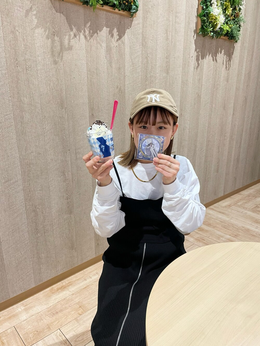 ホワイト系のTシャツ/カットソー、ブラック系のスカート、ブラック系のその他トップスを着用したレディースの春コーディネートの3枚目の写真