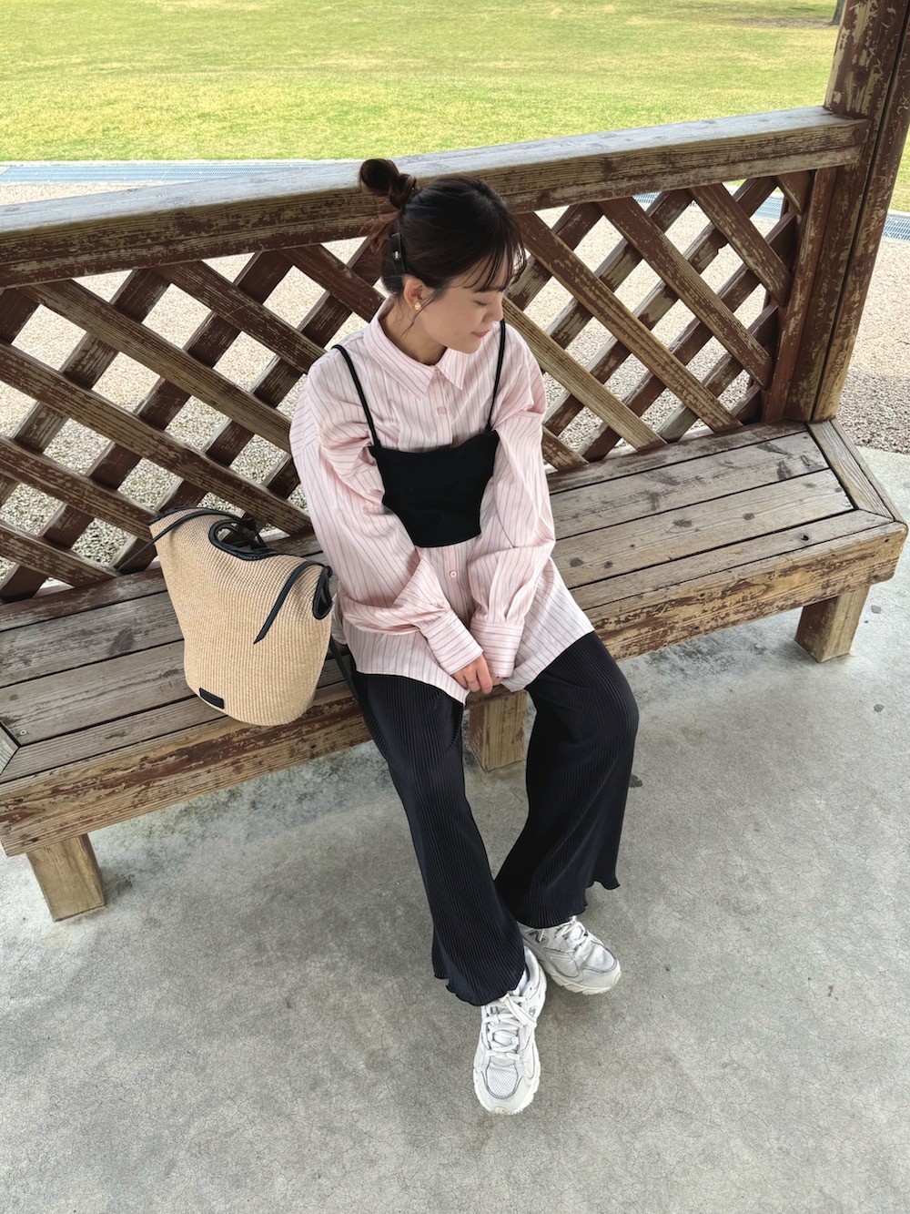 ピンク系のシャツ/ブラウス、ブラック系のその他パンツ、ブラック系のその他トップスを着用したレディースの春コーディネートの4枚目の写真