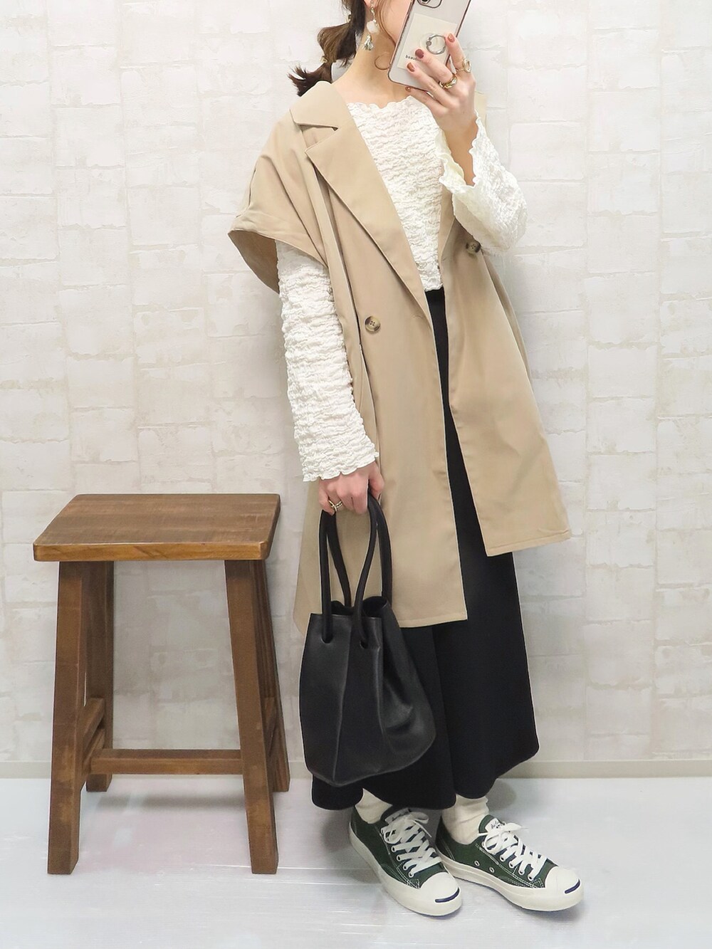 ベージュ系のその他アウター、ホワイト系のTシャツ/カットソー、ブラック系のスカートを着用したレディースの春コーディネートの3枚目の写真