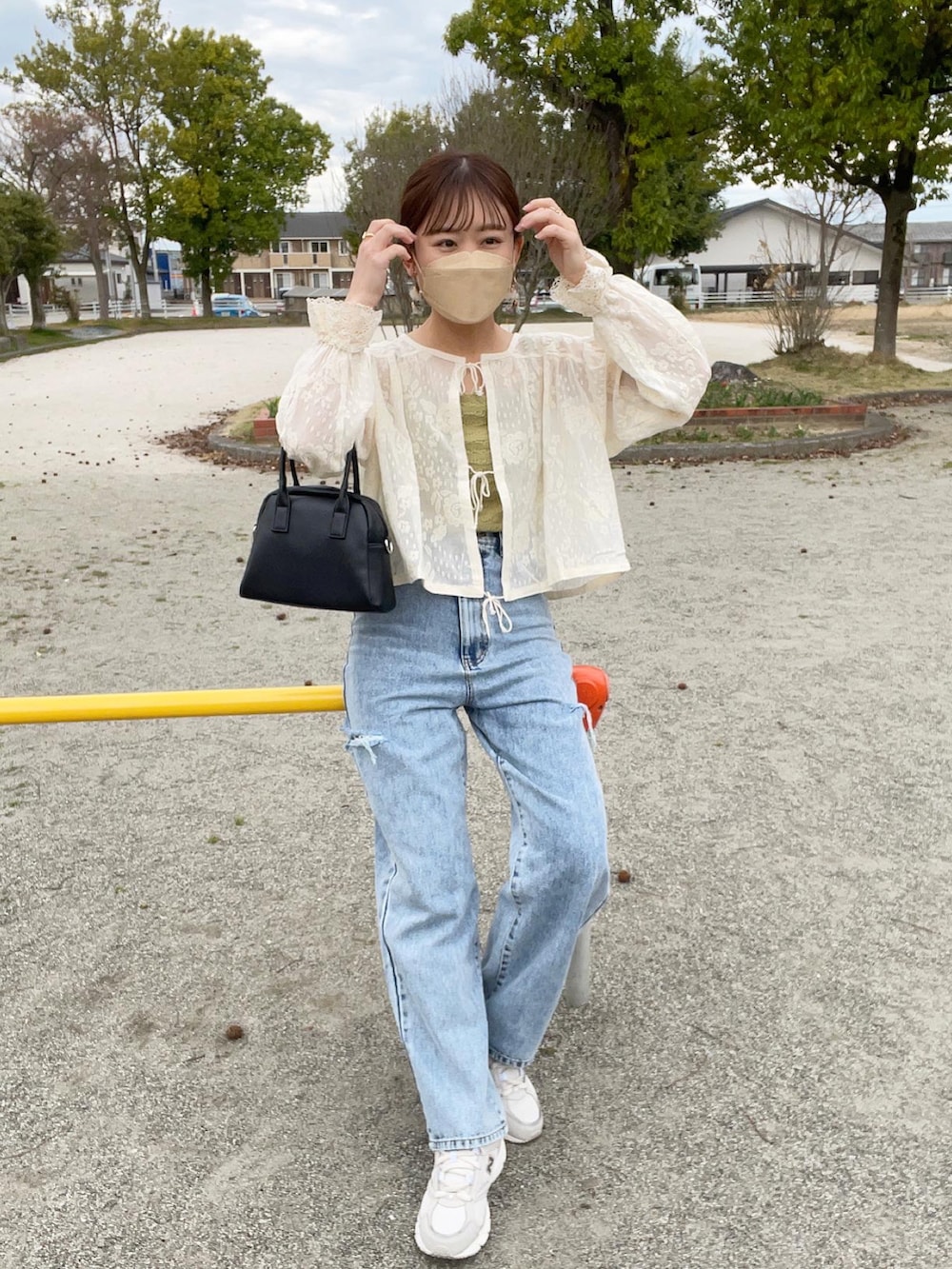 「Crisp、春服みてみて、休日スタイル、白スニーカー、春コーデ、ボリューム袖、パステル映える春、きれいめカジュアル、淡色コーデ、韓国ファッション、デニム、カラー×コーデ、春色、骨格ナチュラル、お花見コーデ」｜「Crispのフラワーレースショートブラウス（シャツ/ブラウス、ホワイト系）」を使った、chicchimoさん（骨格ナチュラル・レディース・152cm）の春コーディネートの2枚目の写真