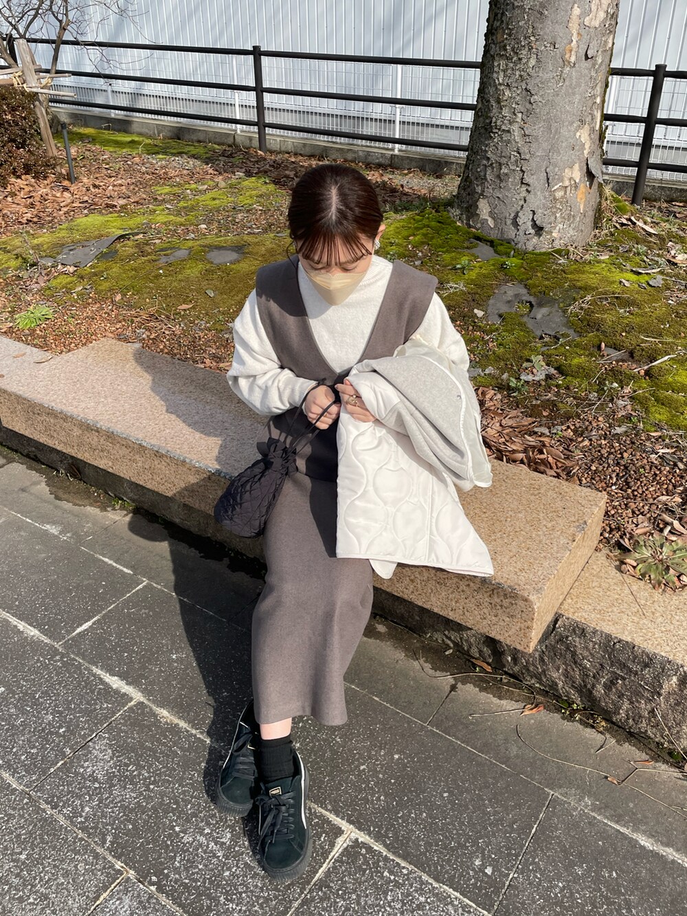 ホワイト系のジャケット/アウター、ホワイト系のニット/セーター、ブラウン系のワンピース/ドレスを着用したレディースの冬コーディネートの5枚目の写真