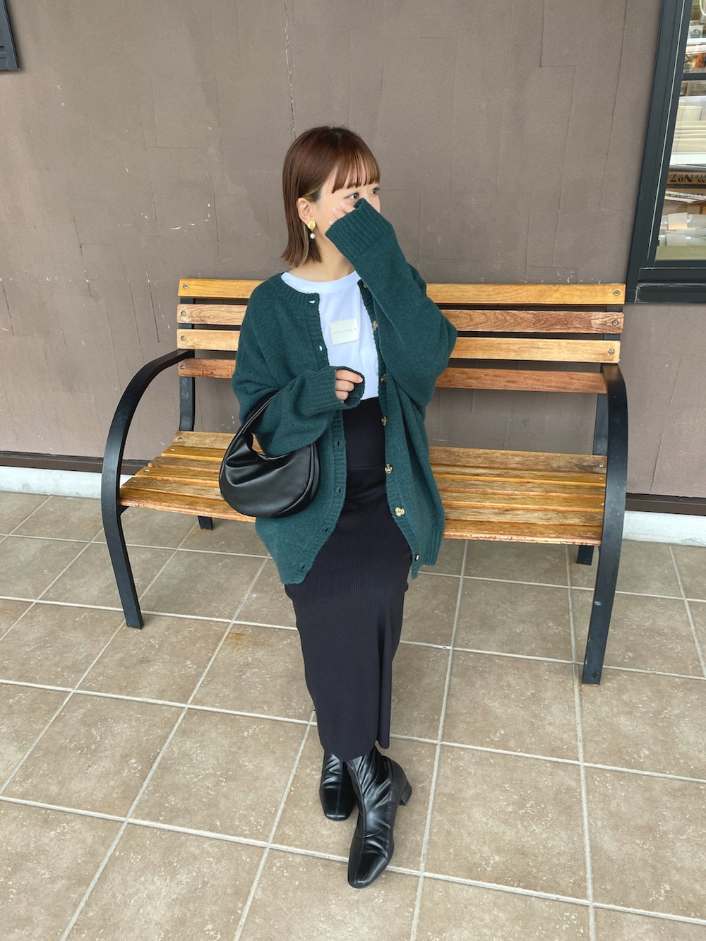 「カーディガン、ロングスカート、ブーツ、お出かけコーデ、休日スタイル、シンプルコーデ、秋コーデ、ミニバッグ、きれいめカジュアル、ニット、プチプラコーデ、カラー×コーデ、秋服準備はじめました、カジュアルコーデ、秋服まるっと大公開」｜「classicalelfのもちもち癒され。2wayニットカーディガン（カーディガン/ボレロ、グリーン系）」を使った、chicchimoさん（骨格ナチュラル・レディース・152cm）の秋コーディネートの5枚目の写真