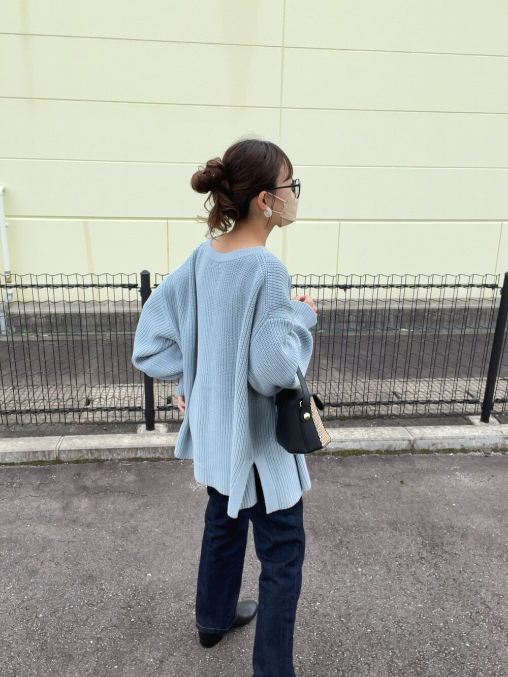 ブルー系のカーディガン/ボレロ、ホワイト系のキャミソール、ブラック系のデニムパンツを着用したレディースの秋コーディネートの3枚目の写真