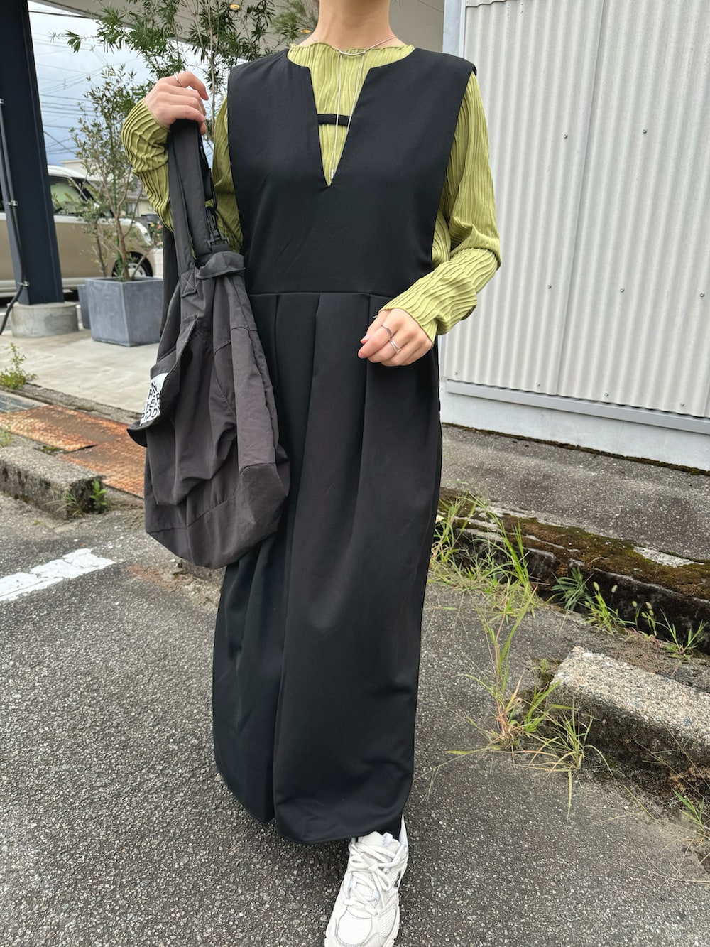 「ジャンパースカート、レイヤードスタイル、秋っぽコーデ更新中、ショルダーバッグ、カーキ、スニーカー、休日スタイル、秋コーデ、シアートップス、秋先取りコーデ、プチプラ、ロングワンピース、秋のコーデ、お出かけコーデ、きれいめカジュアル」｜「Crispのキーネックタックジャンパースカート（ジャンパースカート、ブラック系）」を使った、chicchimoさん（骨格ナチュラル・レディース・152cm）の秋コーディネートの4枚目の写真