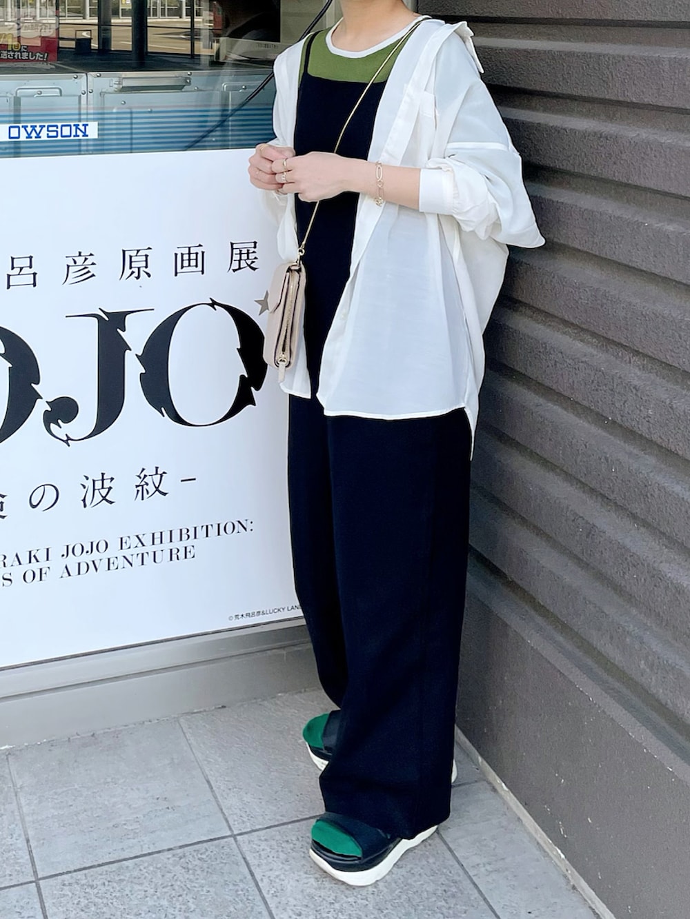 ブラック系のサロペット/オーバーオール、グリーン系のトップス、ゴールド系のブレスレットを着用したレディースの春コーディネートの3枚目の写真