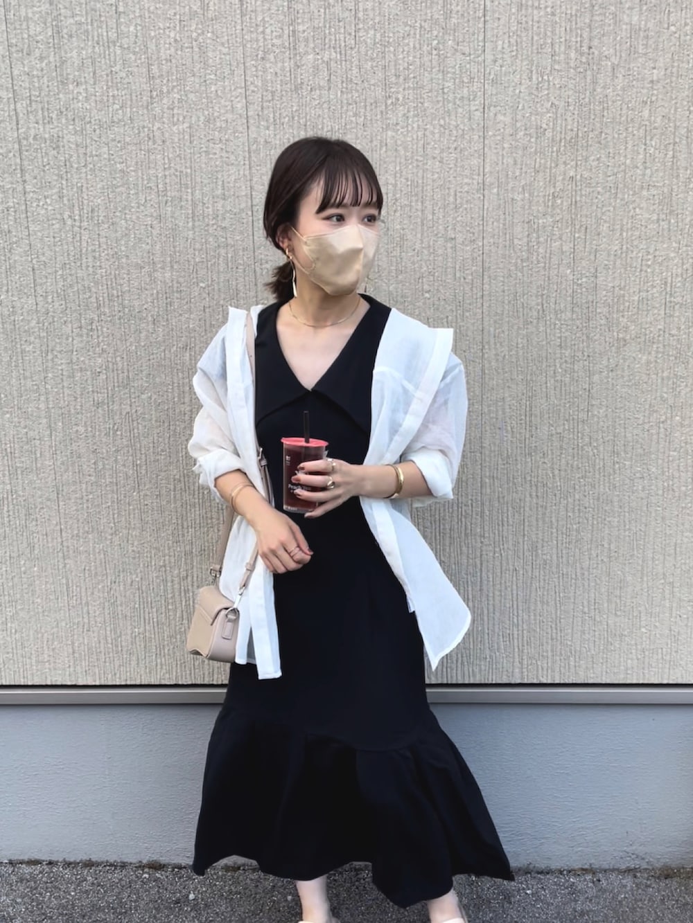 ブラック系のワンピース/ドレス、ベージュ系のショルダーバッグ、ホワイト系のシャツ/ブラウスを着用したレディースの夏コーディネートの4枚目の写真
