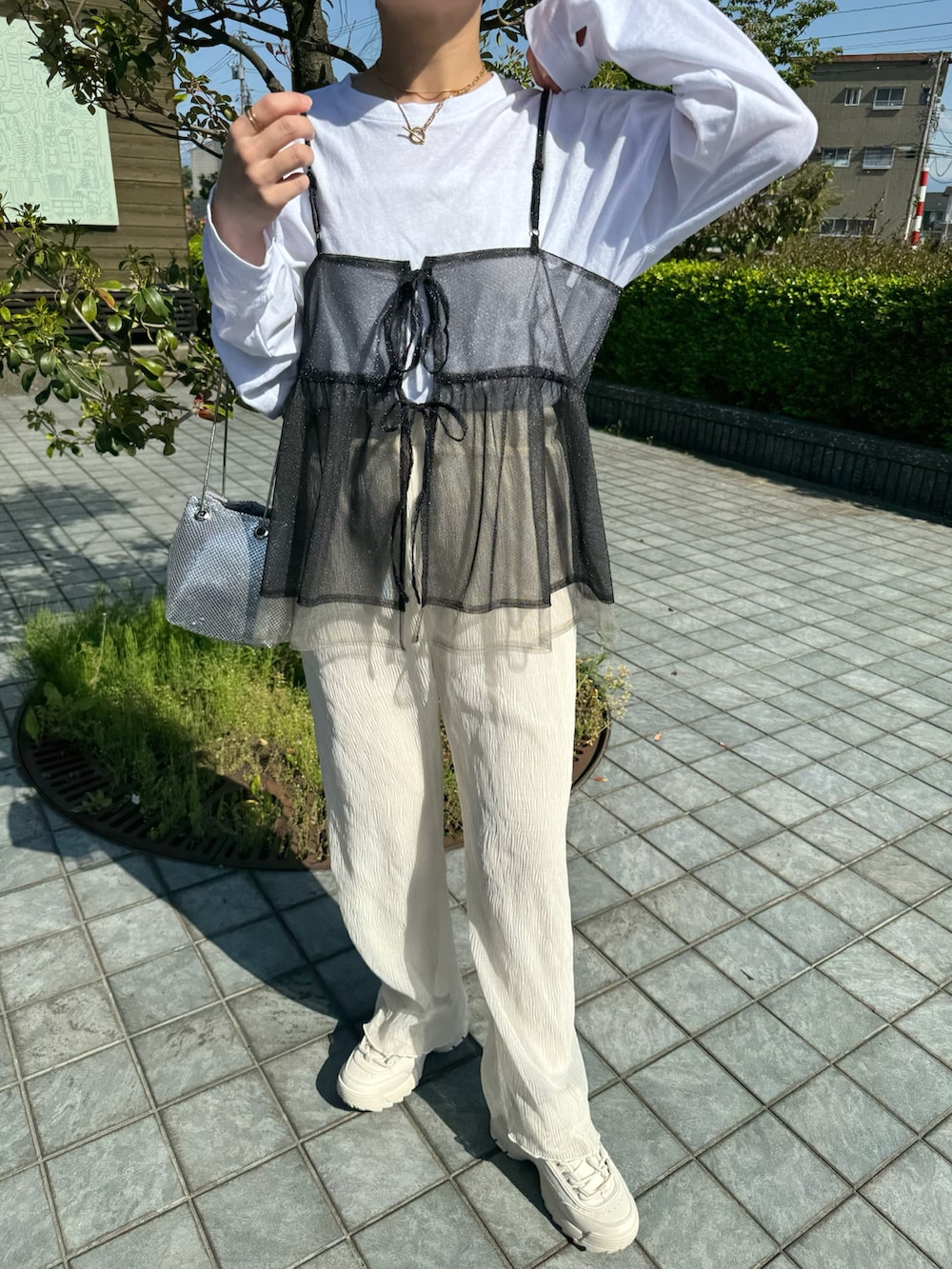 ホワイト系のその他パンツ、ホワイト系のTシャツ/カットソー、ブラック系のキャミソールを着用したレディースの春コーディネートの4枚目の写真