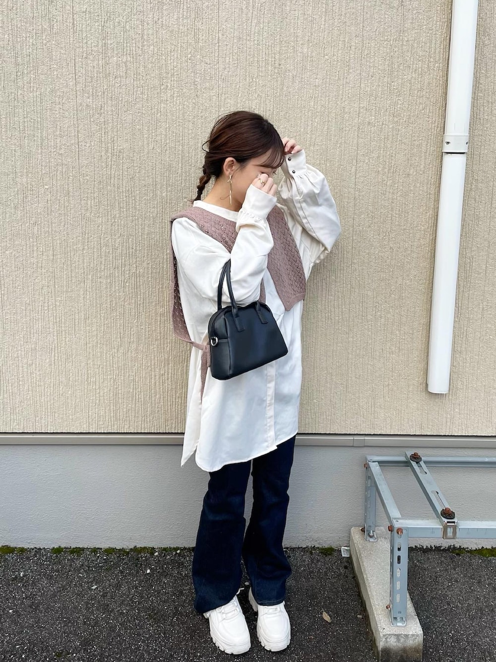 ブラウン系のベスト、ベージュ系のシャツ/ブラウス、ブルー系のデニムパンツを着用したレディースの冬コーディネートの4枚目の写真