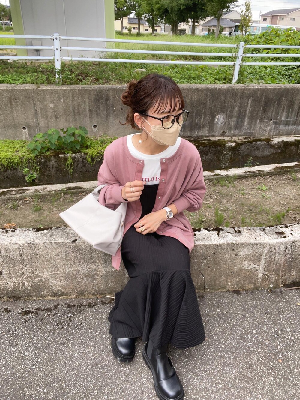 パープル系のカーディガン/ボレロ、ホワイト系のTシャツ/カットソー、ブラック系のワンピースを着用したレディースの秋コーディネートの3枚目の写真