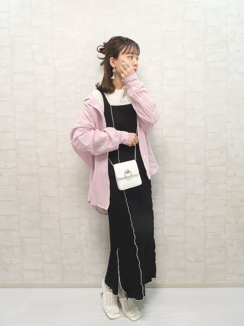 ホワイト系のTシャツ/カットソー、ブラック系のワンピース、ホワイト系のショルダーバッグを着用したレディースの春コーディネートの3枚目の写真