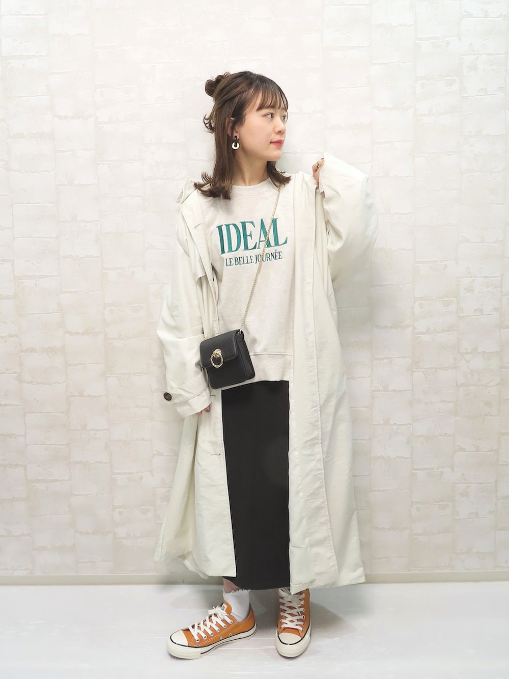 ホワイト系のトレンチコート、その他のスウェット、ブラック系のショルダーバッグを着用したレディースの春コーディネートの2枚目の写真