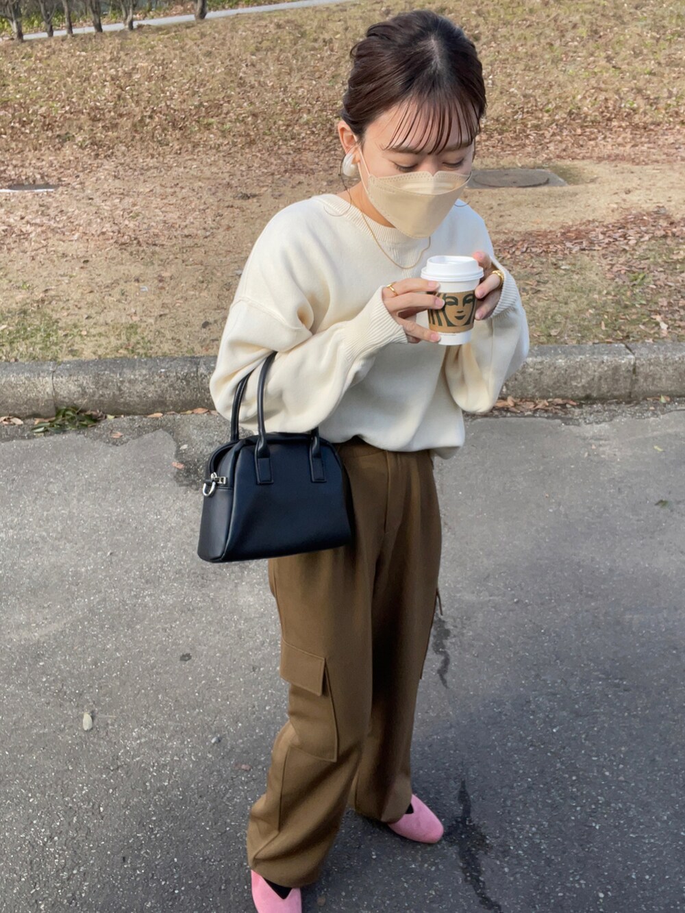 「ピンク、シンプルコーデ、プチプラ、バレエシューズ、ベージュ、ボリューム袖、春コーデ、ハンドバッグ、ビッグシルエット、休日スタイル、きれいめカジュアル、パンプス、淡色コーデ、パンツコーデ、ワントーンコーデ」｜「feepurのツータックワイドカーゴパンツ（カーゴパンツ、グリーン系）」を使った、chicchimoさん（骨格ナチュラル・レディース・152cm）の春コーディネートの5枚目の写真