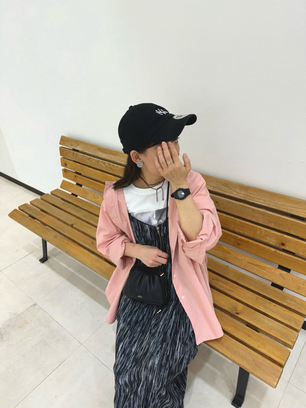 ピンク系のシャツ/ブラウス、ホワイト系のTシャツ/カットソー、ブラック系のワンピースを着用したレディースの秋コーディネートの2枚目の写真