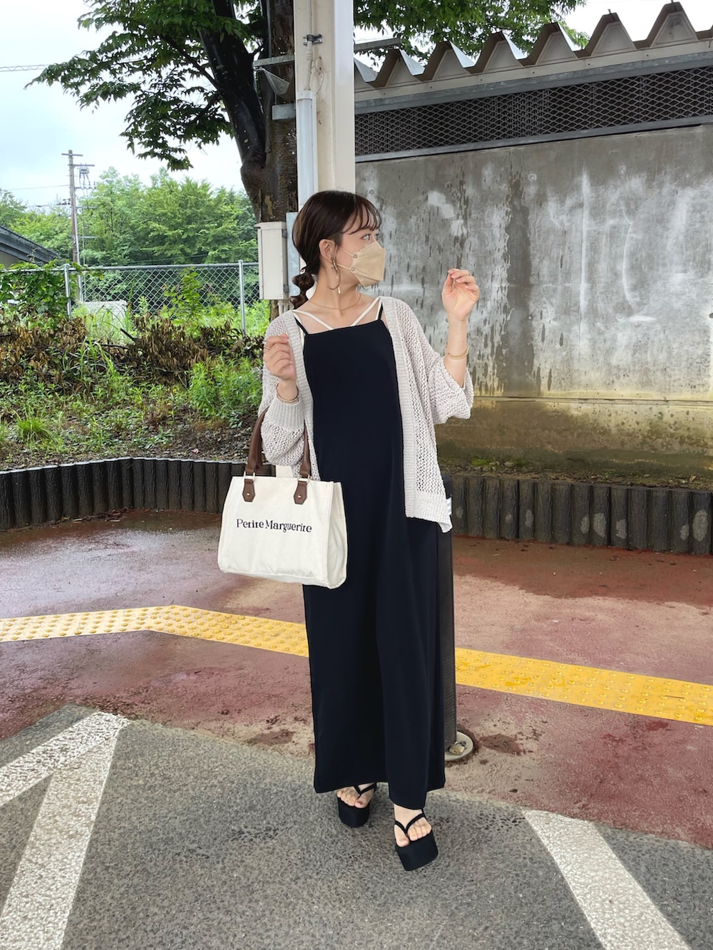 ホワイト系のカーディガン/ボレロ、ブラック系のワンピース、ホワイト系のキャミソールを着用したレディースの夏コーディネートの3枚目の写真