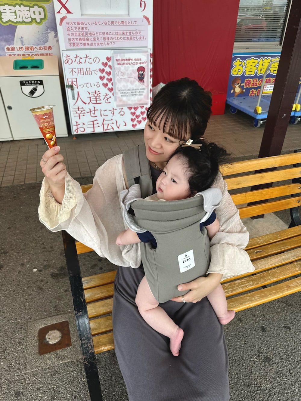 ベージュ系のカーディガン/ボレロ、シルバー系のショルダーバッグ、ブラック系のサンダルを着用したレディースの夏コーディネートの5枚目の写真