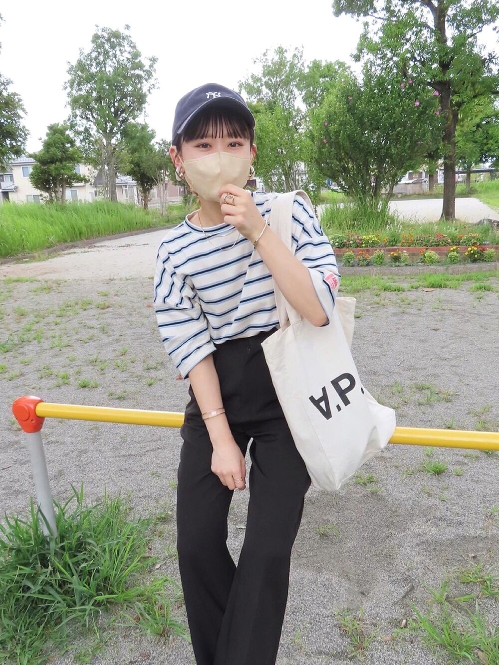 ブルー系のTシャツ/カットソー、ブラック系のスラックス、ブラック系のサンダルを着用したレディースの夏コーディネートの2枚目の写真