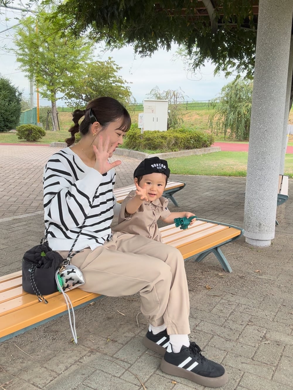 ベージュ系のその他パンツ、ホワイト系のトップス、ブラック系のスニーカーを着用したレディースの秋コーディネートの3枚目の写真