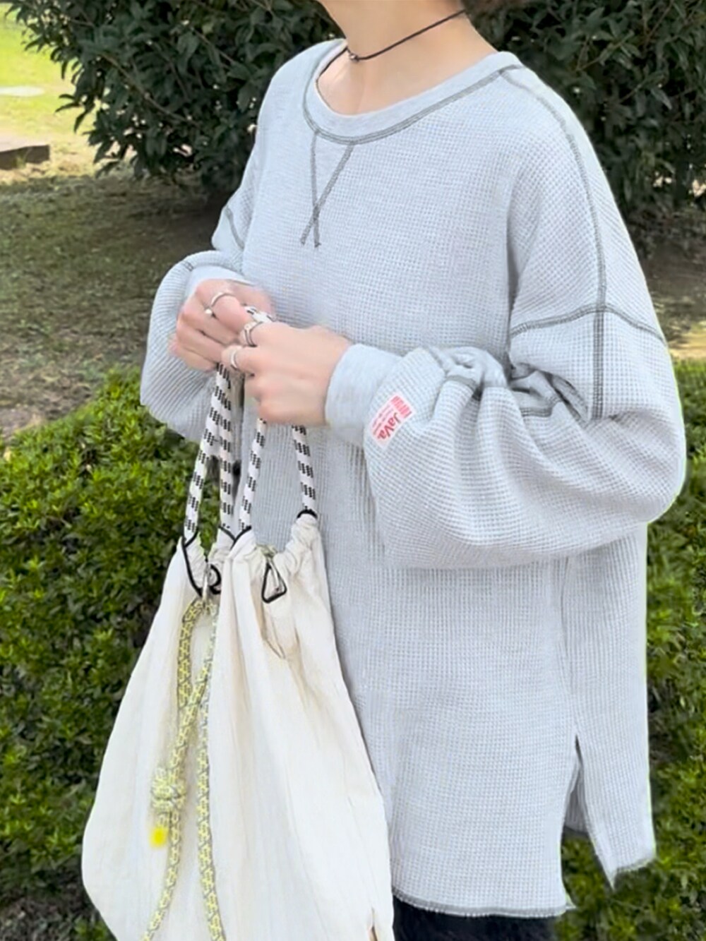 ホワイト系のショルダーバッグ、グレー系のTシャツ/カットソー、ブラック系のシャツ/ブラウスを着用したレディースの秋コーディネートの3枚目の写真