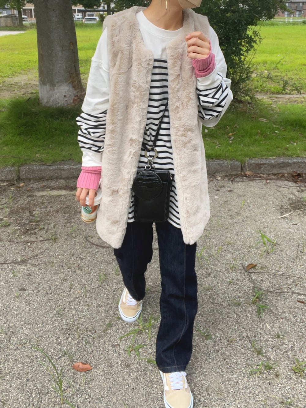 ブラック系のTシャツ/カットソー、グレー系のベスト、ブラック系のデニムパンツを着用したレディースの夏コーディネートの3枚目の写真