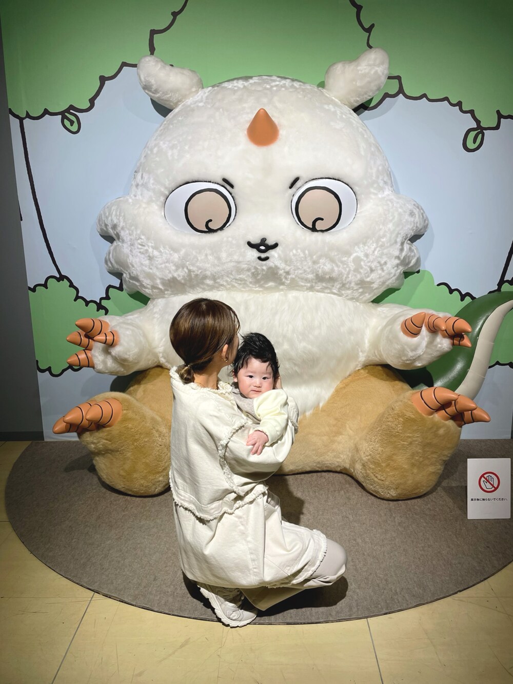 ホワイト系のデニムジャケット、ホワイト系のスラックスを着用したレディースの春コーディネートの3枚目の写真