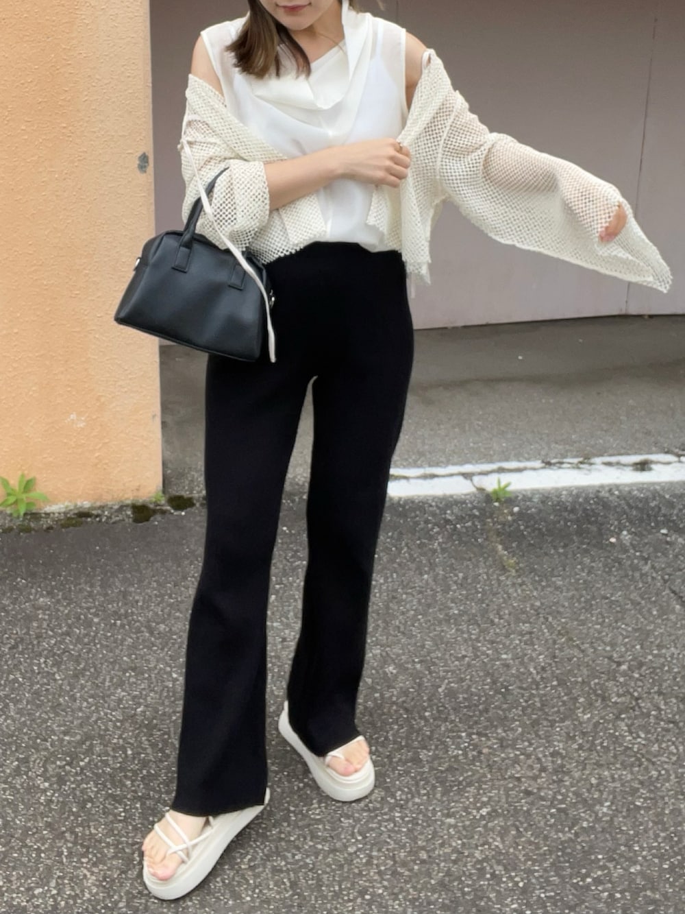 ホワイト系のTシャツ/カットソー、ホワイト系のカーディガン/ボレロ、ブラック系のその他パンツを着用したレディースの春コーディネートの5枚目の写真