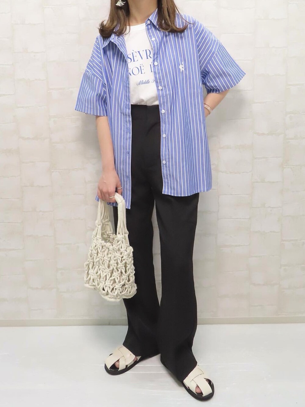 ブルー系のシャツ/ブラウス、ブルー系のTシャツ/カットソー、ホワイト系のジャンパースカートを着用したレディースの夏コーディネートの4枚目の写真