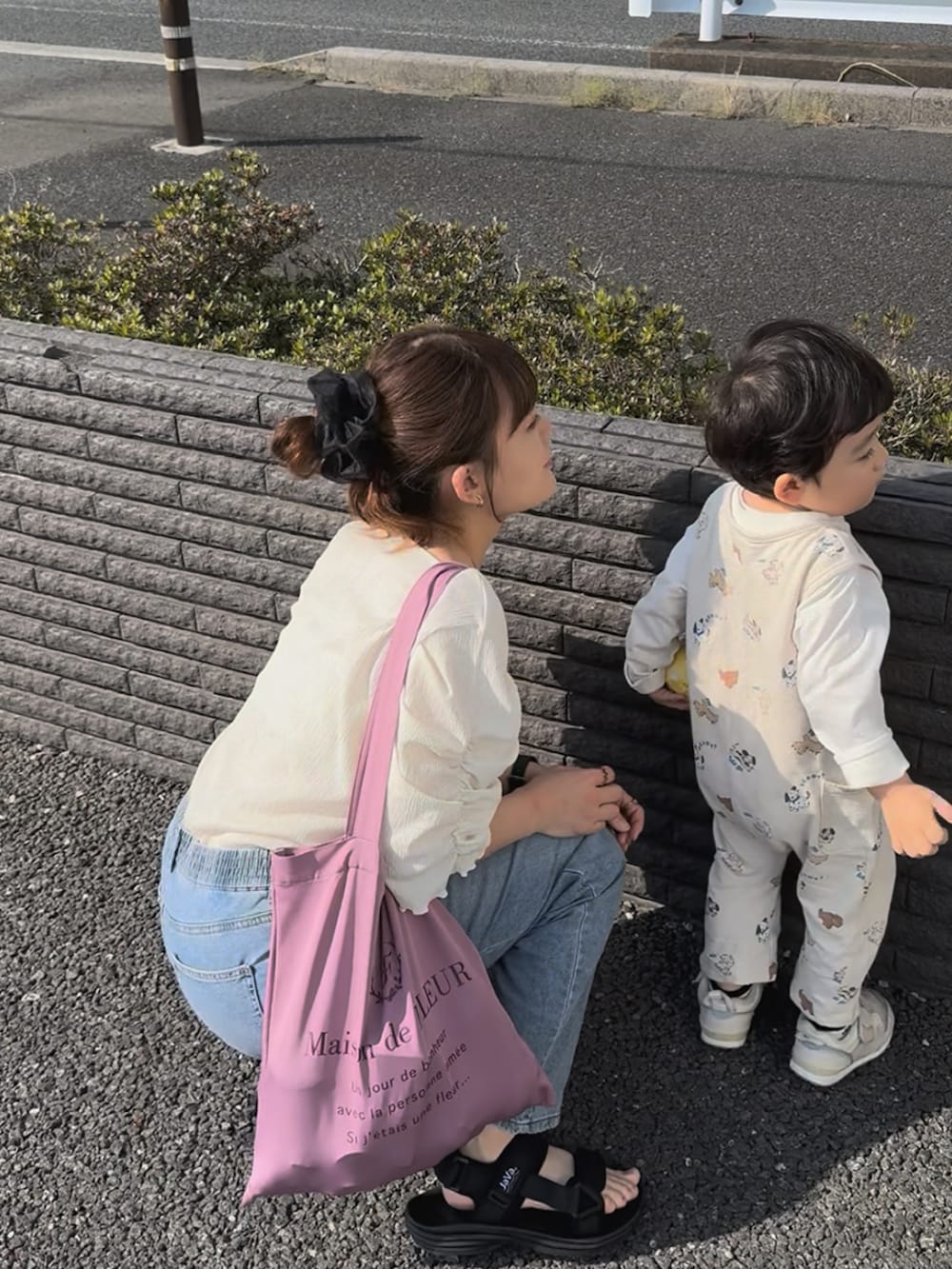 ブラック系のサンダル、ホワイト系のトップス、ブルー系のデニムパンツを着用したレディースの夏コーディネートの5枚目の写真