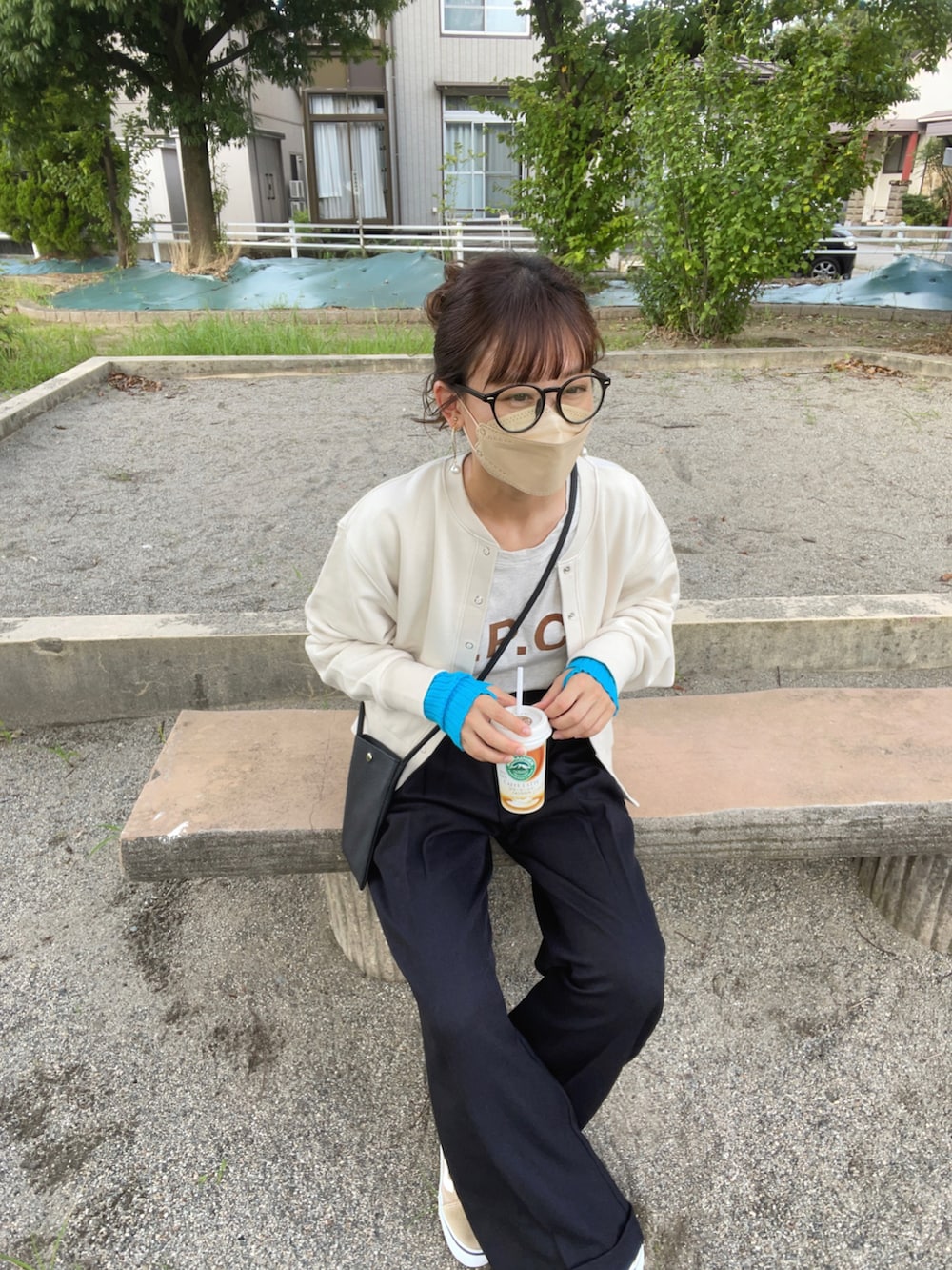 ホワイト系のカーディガン/ボレロ、ブラック系のパンツ、ホワイト系のTシャツ/カットソーを着用したレディースの秋コーディネートの5枚目の写真