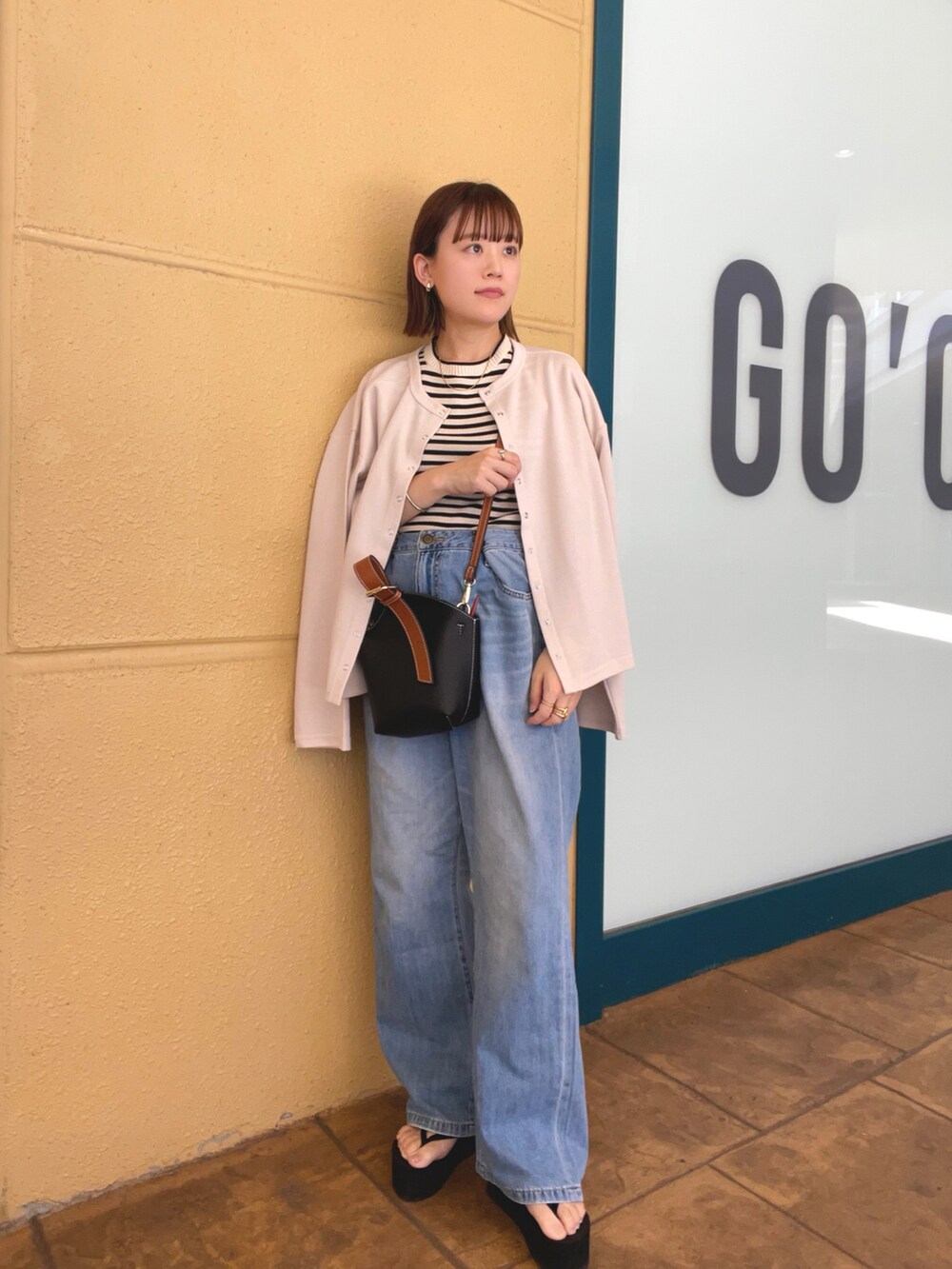 「ITEMS URBANRESEARCH、PR、カーディガン、デニム、厚底シューズ、ショルダーバッグ、ストリート、淡色コーデ、韓国ファッション、休日スタイル、古着MIX、秋服準備はじめました、秋先取りコーデ、パンツスタイル、モノトーンコーデ」｜「ITEMS URBANRESEARCHの『一部WEB限定カラー』コンパクトカーディガン（カーディガン/ボレロ、ホワイト系）」を使った、chicchimoさん（骨格ナチュラル・レディース・152cm）の夏コーディネートの4枚目の写真