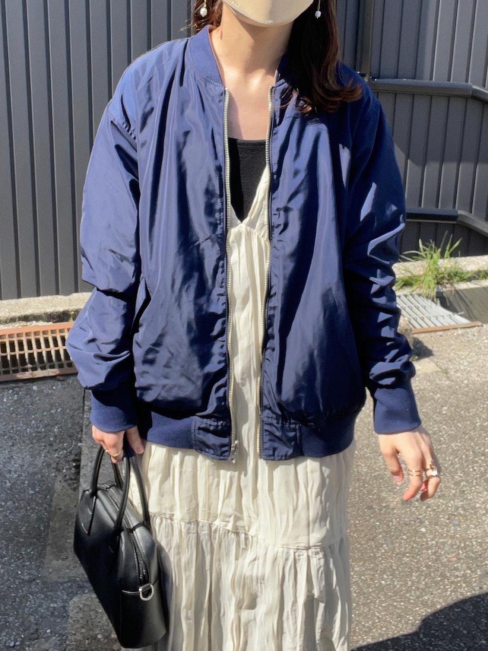 「休日スタイル、MA-1、ロングワンピース、シアー、レイヤードスタイル、キャップ、白スニーカー、春コーデ、春服みてみて、ショルダーバッグ、ボリューム袖、ベージュ、韓国ファッション、キャミワンピ、古着MIX」|「URBAN RESEARCH Sonny LabelのリバーシブルMA-1ブルゾン(MA-1、ベージュ系)」を使った、chicchimoさん(骨格ナチュラル・レディース・152cm)の春コーディネートの5枚目の写真