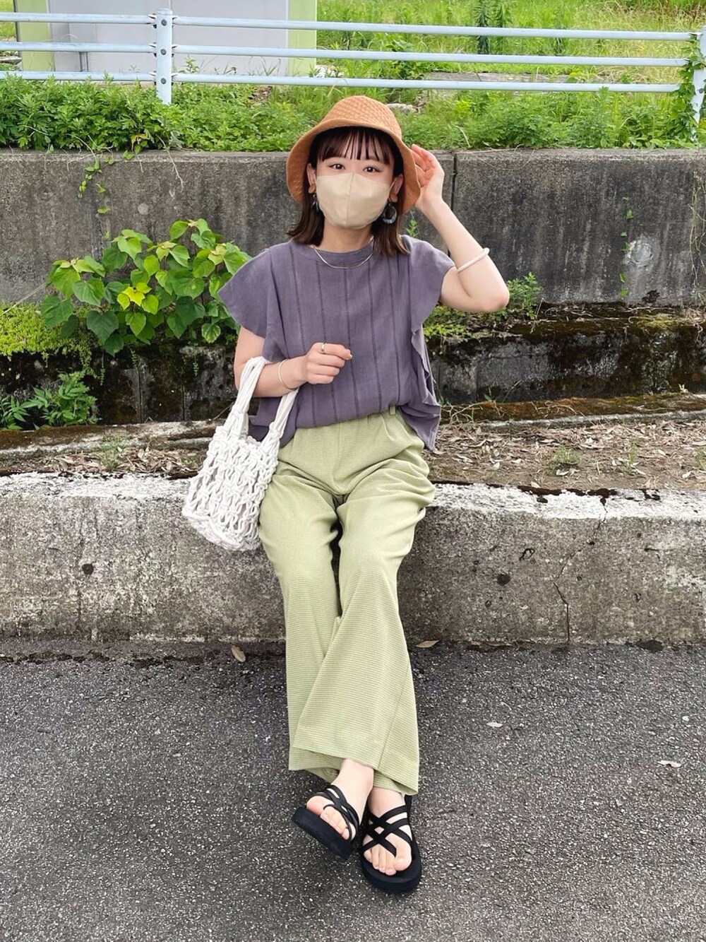 グレー系のシャツ/ブラウス、グリーン系のその他パンツ、ブラック系のサンダルを着用したレディースの夏コーディネートの2枚目の写真