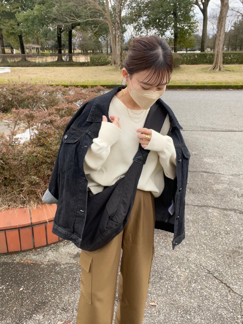 「デニム、デニムジャケット、カーゴパンツ、ショルダーバッグ、厚底シューズ、春コーデ、春先取り、スニーカー、スウェット、ほめられ本命コーデ、ニット、プチプラ、ジャケット、シンプルコーデ、パンツコーデ」｜「CIAOPANIC TYPYの□【新色追加】【OSORO】スウェットライクニット（ニット/セーター、ホワイト系）」を使った、chicchimoさん（骨格ナチュラル・レディース・152cm）の冬コーディネートの4枚目の写真