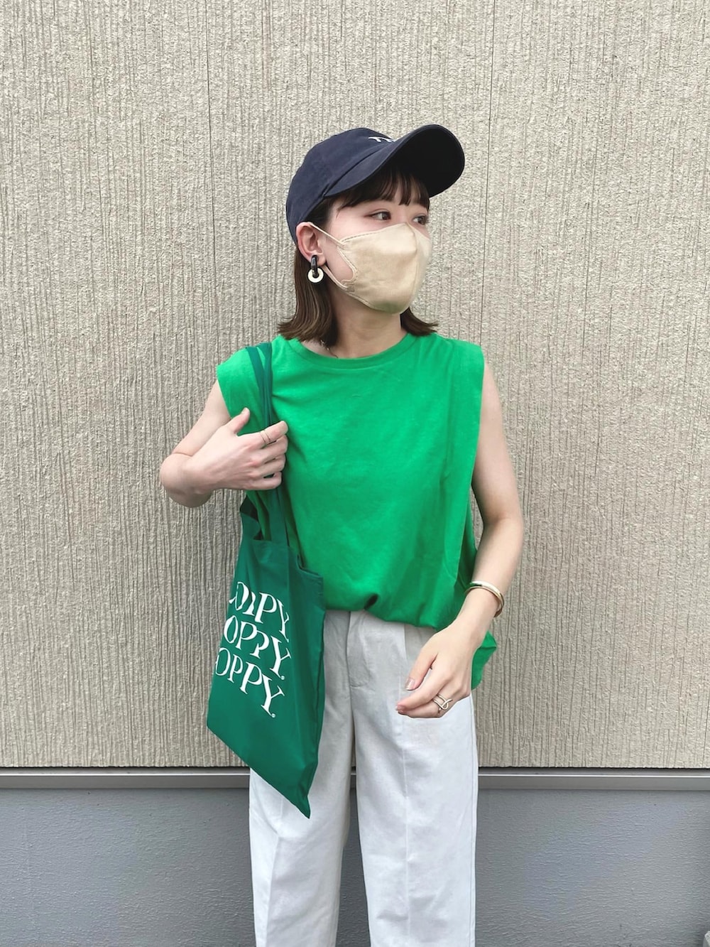 グリーン系のTシャツ/カットソー、ホワイト系のその他パンツ、グリーン系のトートバッグを着用したレディースの夏コーディネートの2枚目の写真