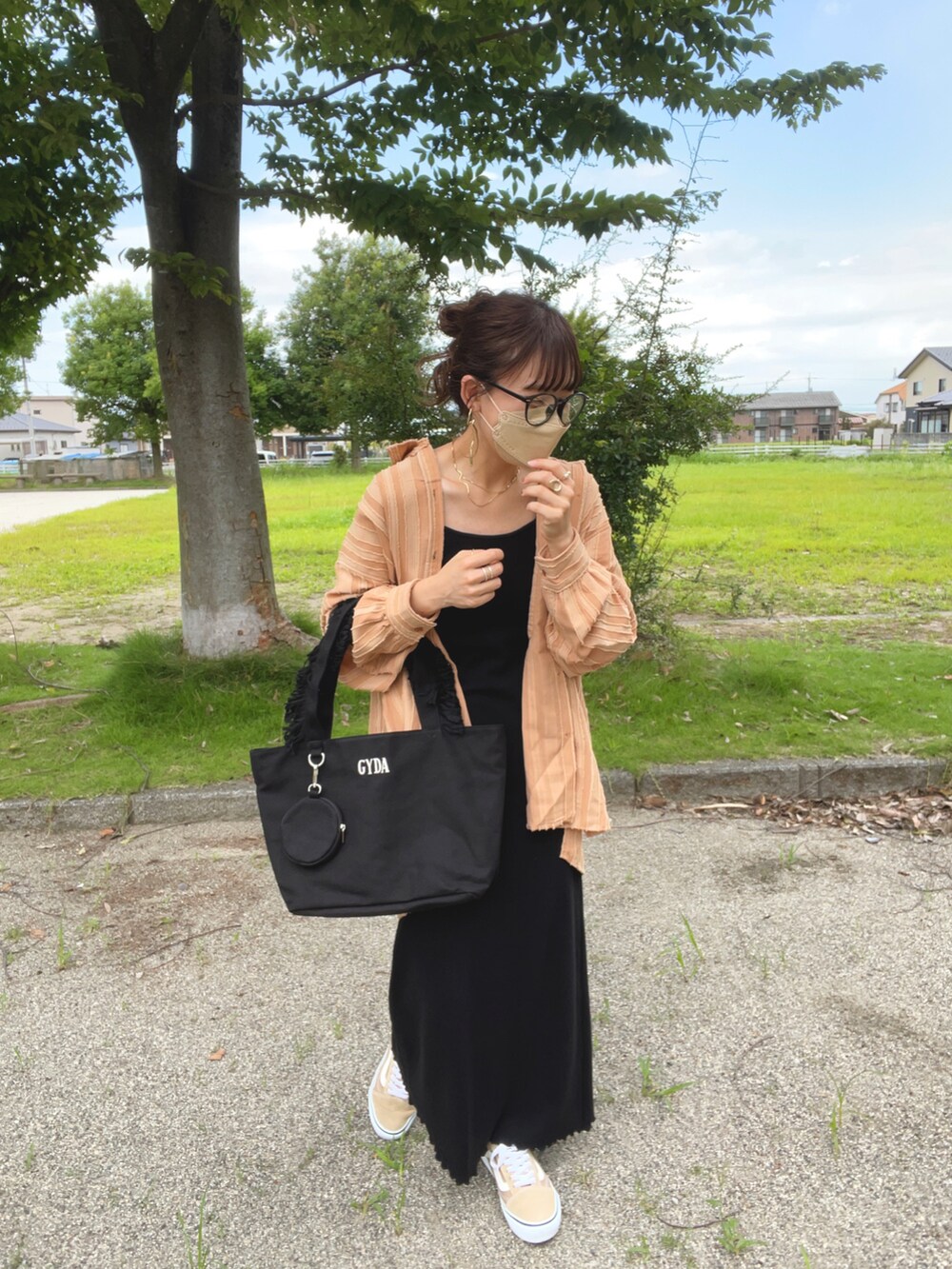 ブラック系のトートバッグ、オレンジ系のシャツ/ブラウス、ブラック系のワンピースを着用したレディースの夏コーディネートの5枚目の写真
