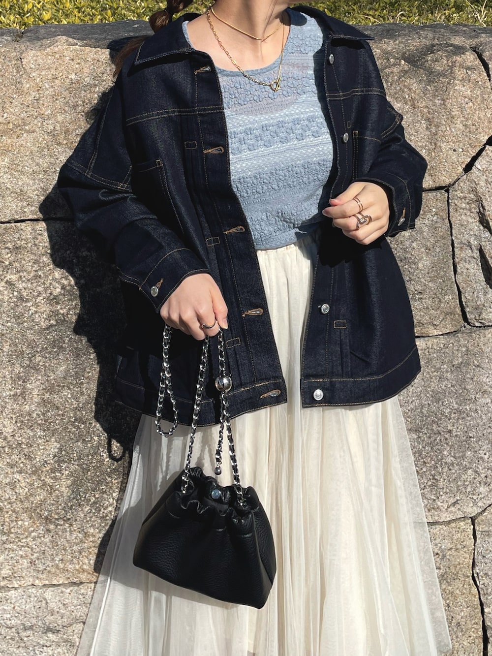 ブルー系のTシャツ/カットソー、ブルー系のデニムジャケット、ホワイト系のスカートを着用したレディースの冬コーディネートの3枚目の写真