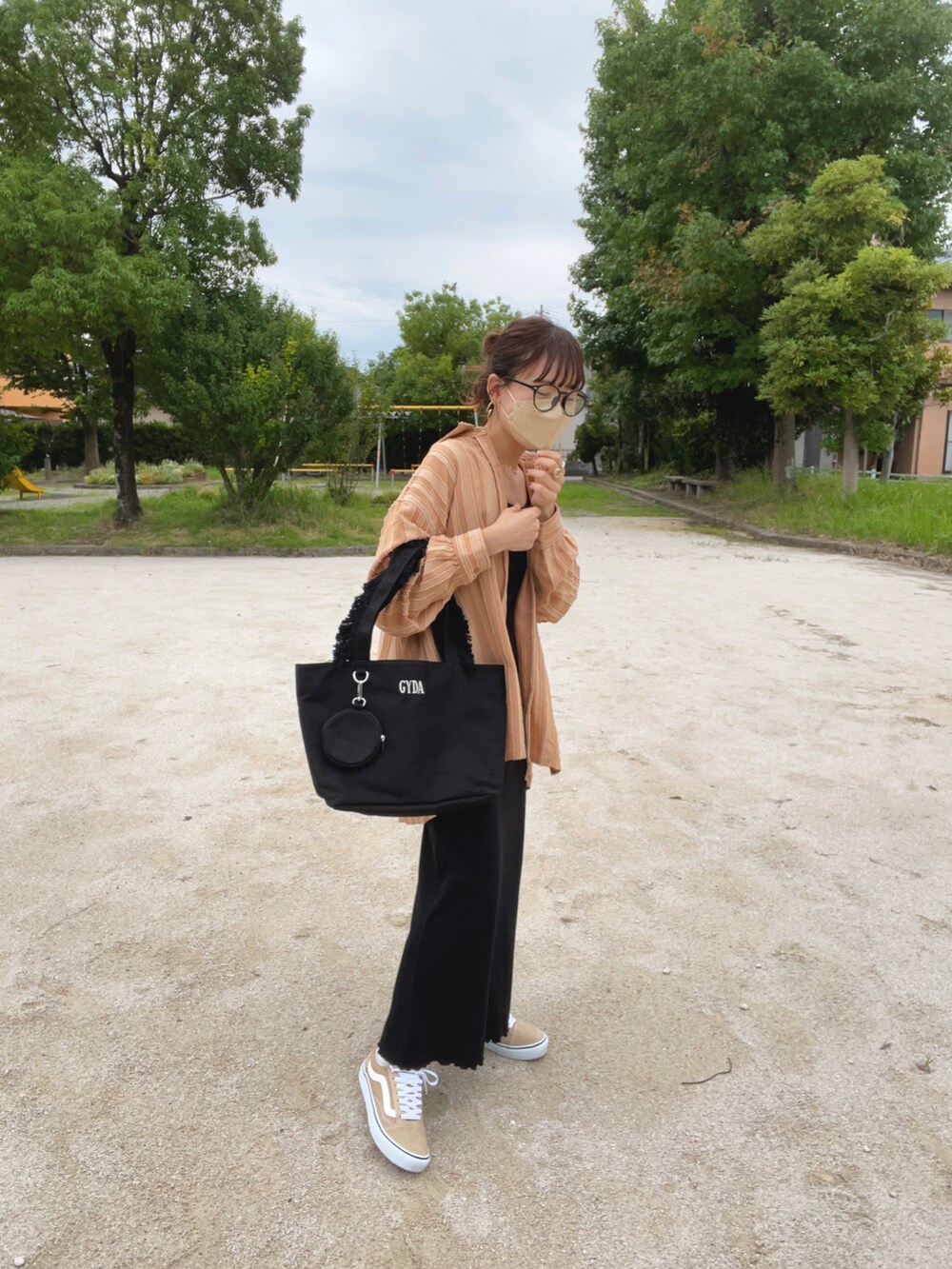 ブラック系のトートバッグ、オレンジ系のシャツ/ブラウス、ブラック系のワンピースを着用したレディースの夏コーディネートの4枚目の写真