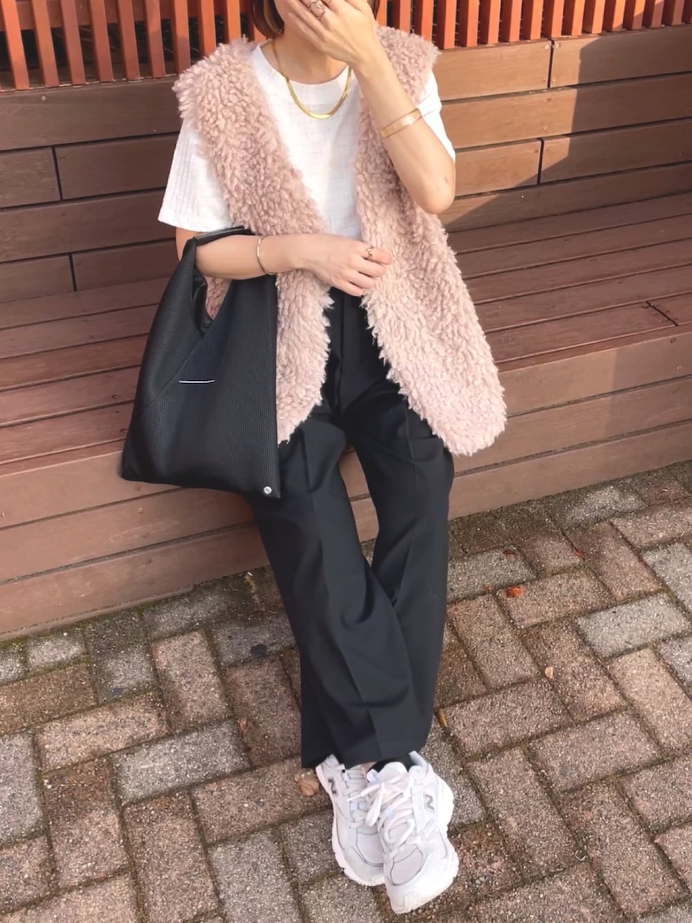 「お出かけコーデ、秋服準備はじめました、ファーベスト、GU、プチプラ、シアートップス、シンプルスタイル、スニーカー、モノトーンコーデ、レイヤードスタイル、韓国ファッション、ハンドバッグ、休日スタイル、ストリート、ワイドパンツ」｜「classicalelfのパッと目を惹くコーデの主役。ボリュームプードルフェイクファーベスト（ベスト、ベージュ系）」を使った、chicchimoさん（骨格ナチュラル・レディース・152cm）の夏コーディネートの4枚目の写真