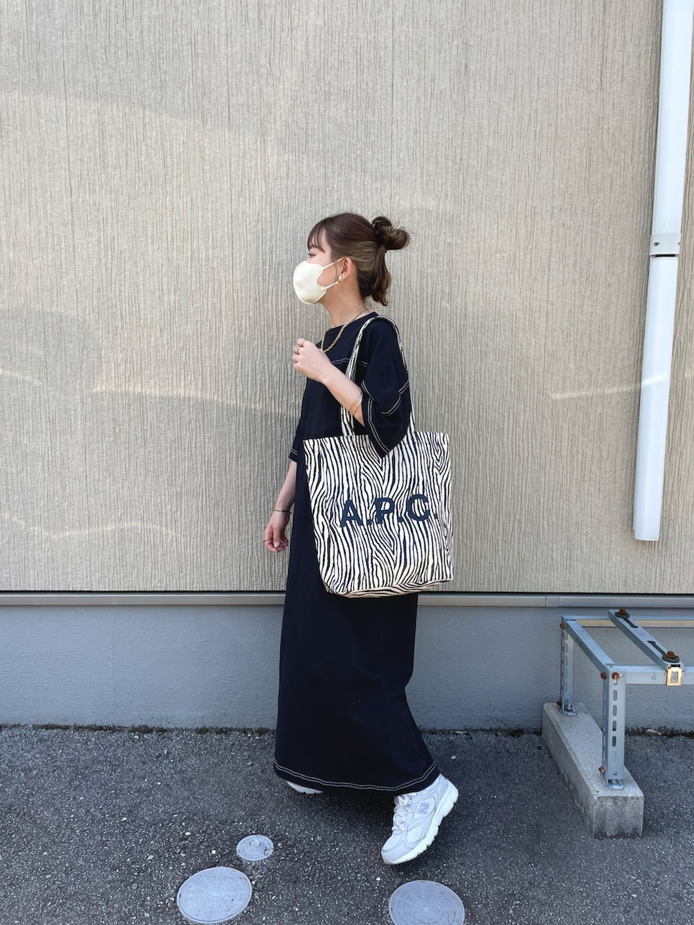 ブラック系のワンピース、その他のトートバッグ、ホワイト系のスニーカーを着用したレディースの夏コーディネートの3枚目の写真
