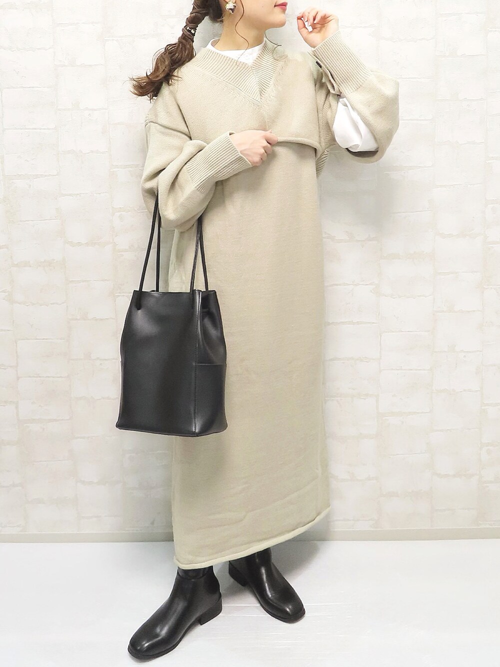 ベージュ系のワンピース/ドレス、ブラック系のバッグ、ホワイト系のシャツ/ブラウスを着用したレディースの秋コーディネートの2枚目の写真