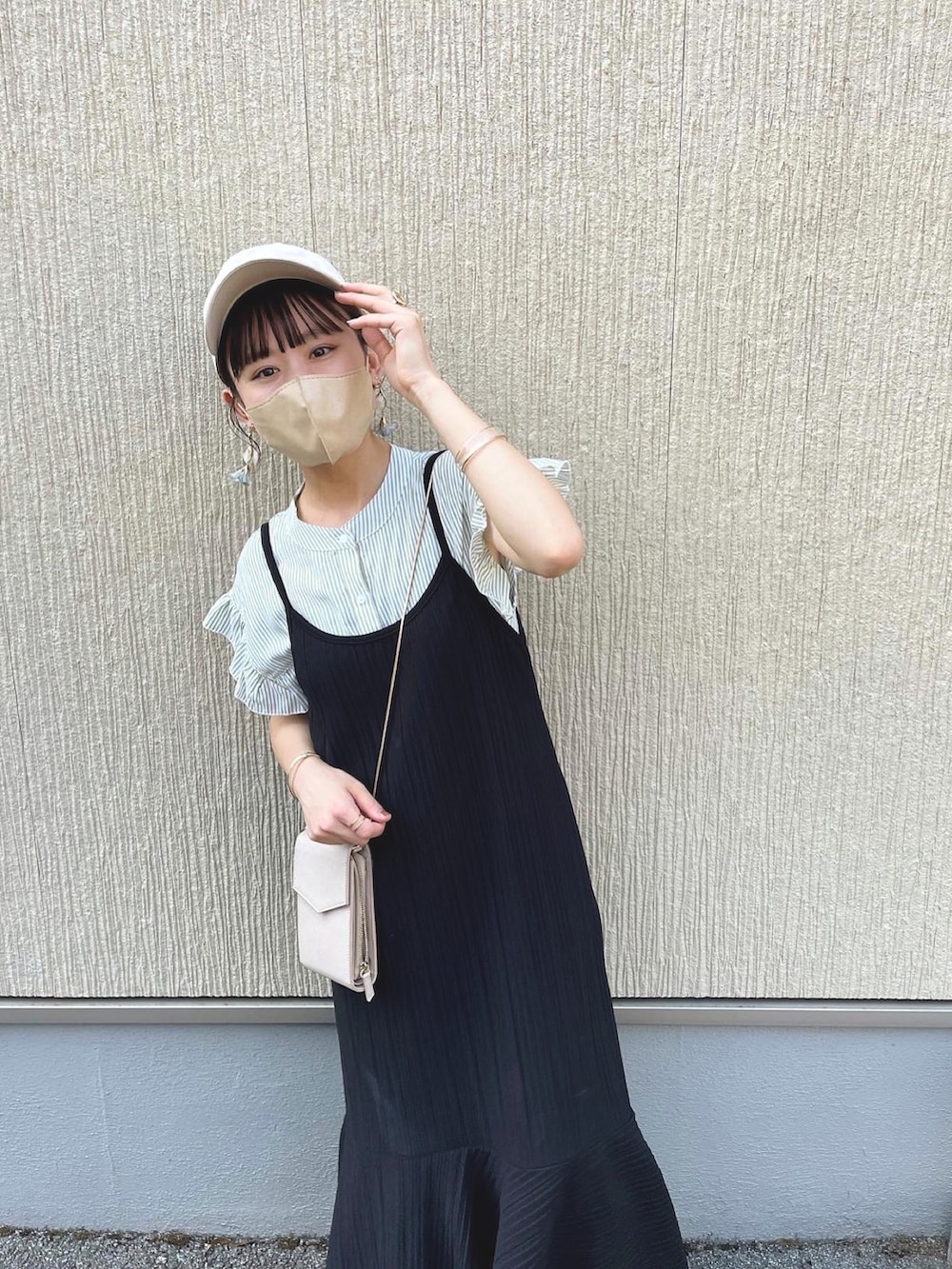 グリーン系のシャツ/ブラウス、ブラック系のスラックス、ブラック系のサンダルを着用したレディースの夏コーディネートの3枚目の写真