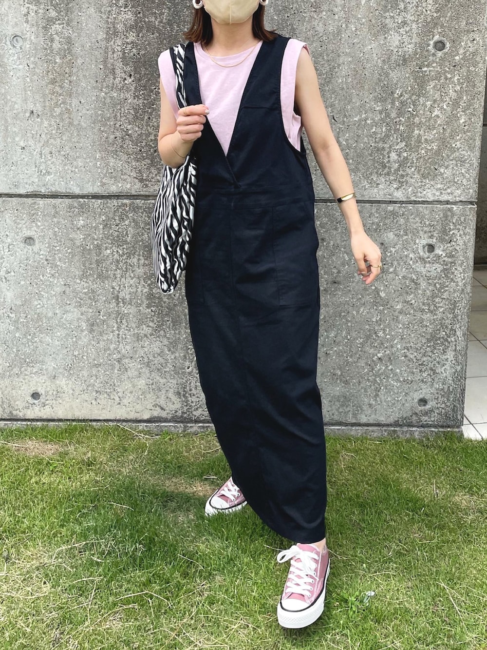 「GRL、プチプラ、キャップ、ノースリーブ、ピンク、シンプルコーデ、ジャンパースカート、ストリート、レイヤードスタイル、デニムスカート、休日スタイル、カラー×コーデ、夏コーデ、スニーカーコーデ、ロングワンピース」｜「GRLのショルダータックノースリーブTシャツ（Tシャツ/カットソー、ピンク系）」を使った、chicchimoさん（レディース・152cm）の夏コーディネートの4枚目の写真