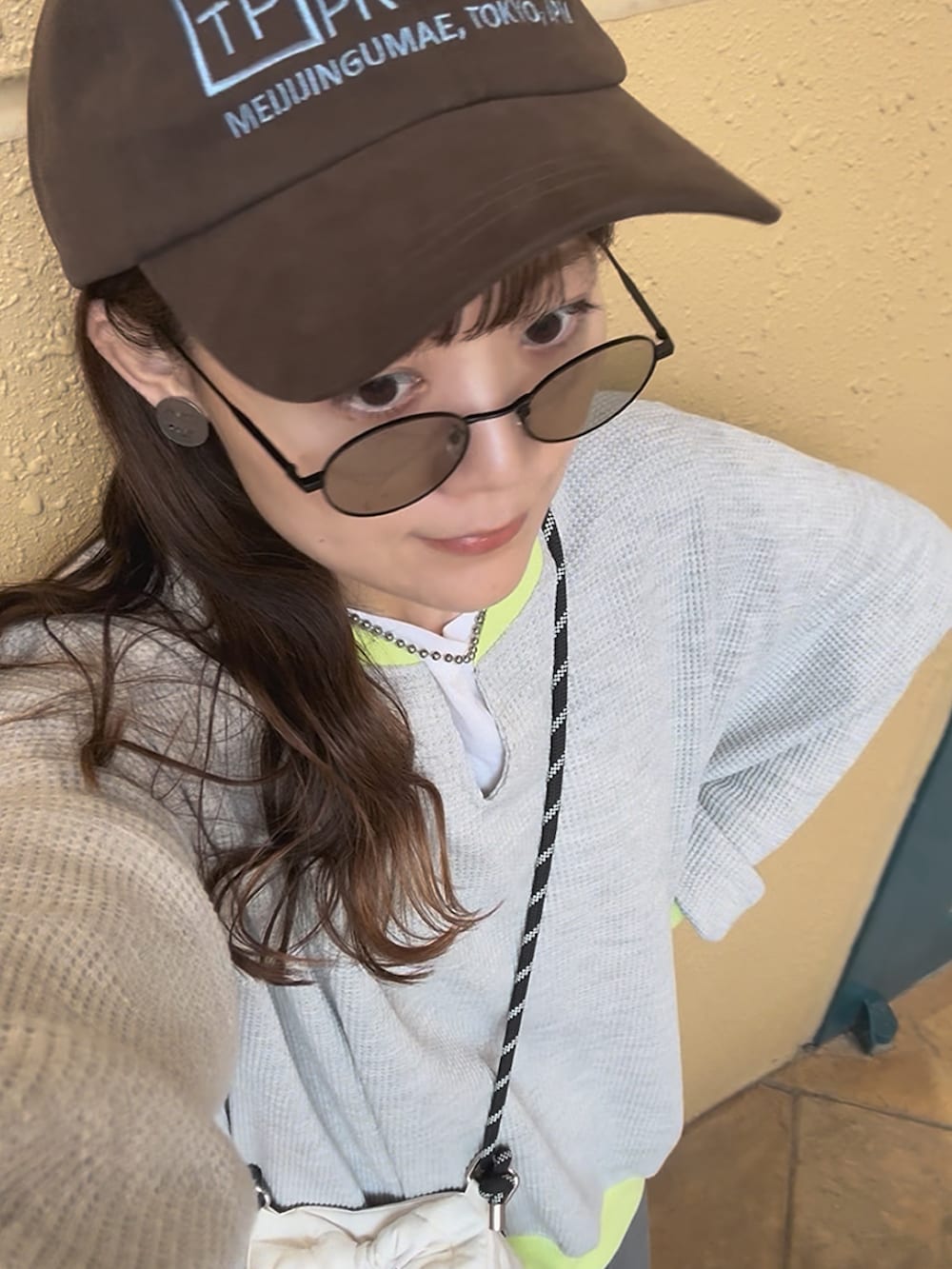 グレー系のTシャツ/カットソー、ベージュ系のスニーカー、グレー系のパンツを着用したレディースの春コーディネートの3枚目の写真