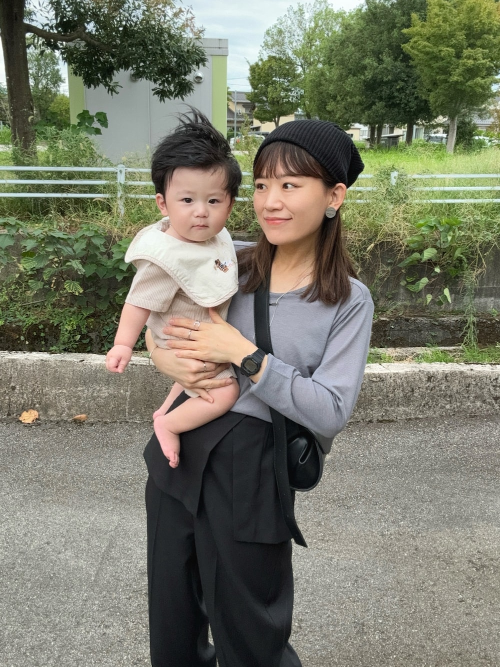 グレー系のTシャツ/カットソー、ブラック系のその他パンツ、ブラック系のショルダーバッグを着用したレディースの秋コーディネートの2枚目の写真