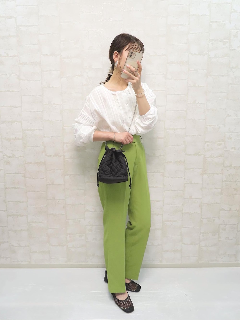 ホワイト系のシャツ/ブラウス、グリーン系のその他パンツ、ブラック系のショルダーバッグを着用したレディースの夏コーディネートの2枚目の写真