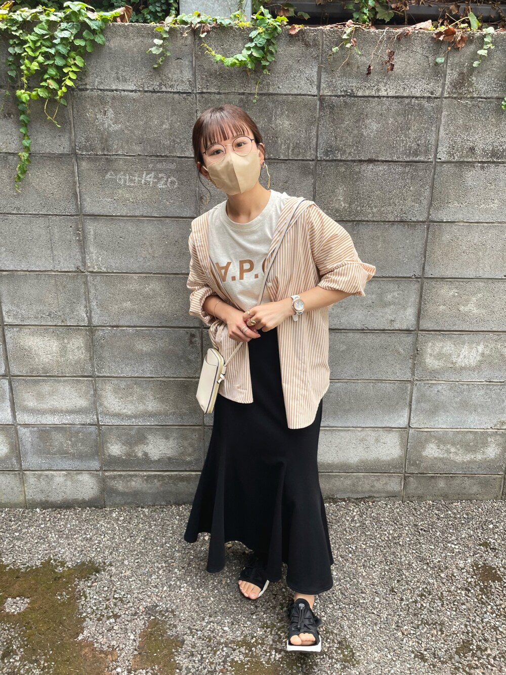 ホワイト系のTシャツ/カットソー、イエロー系のシャツ/ブラウス、ブラック系のスカートを着用したレディースの夏コーディネートの4枚目の写真