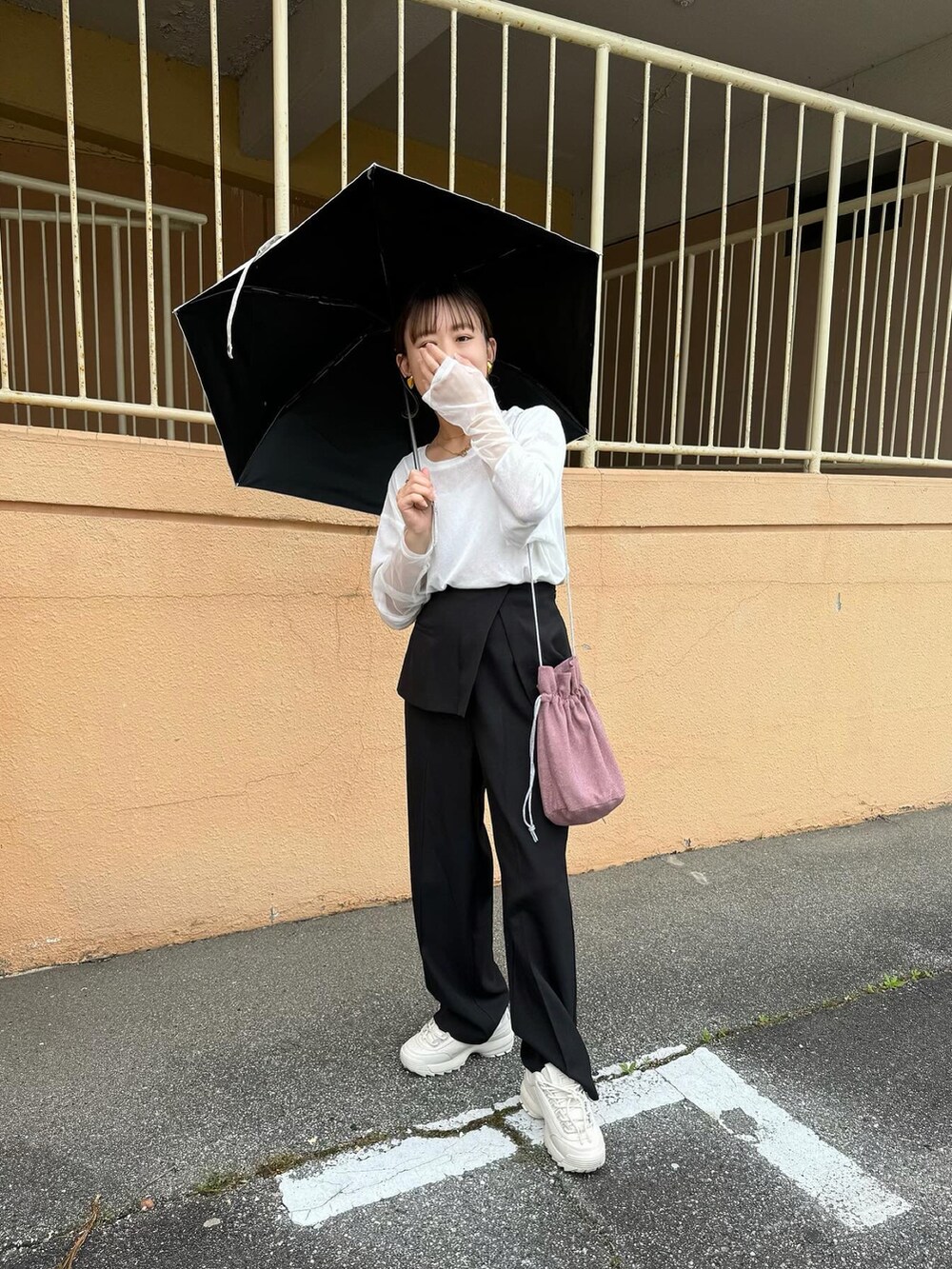 ホワイト系のTシャツ/カットソー、ブラック系のその他パンツ、ホワイト系のシューズを着用したレディースの春コーディネートの3枚目の写真