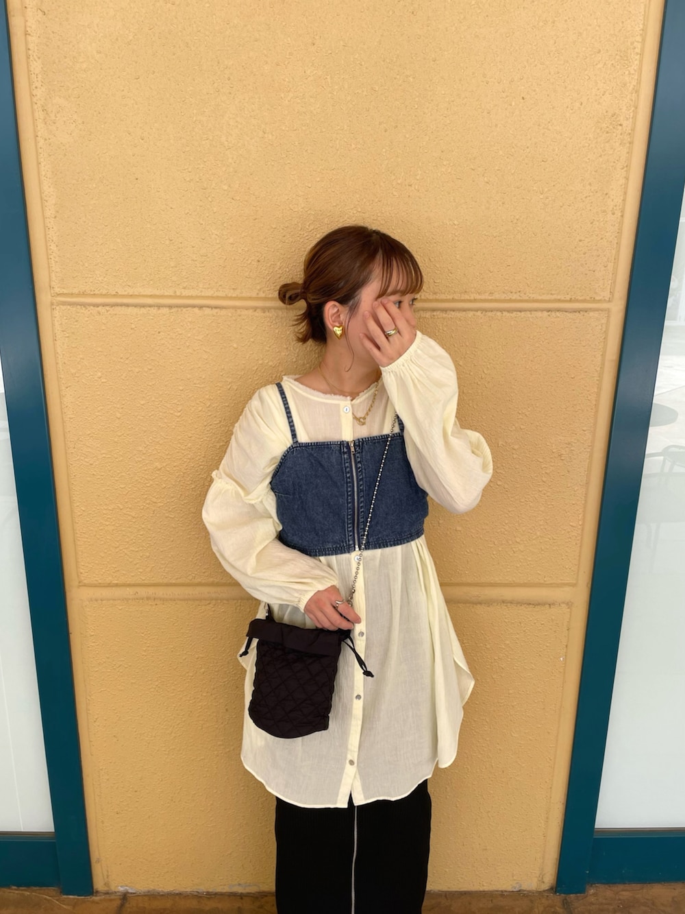 イエロー系のシャツ/ブラウス、ブルー系のトップス、ブラック系のスカートを着用したレディースの春コーディネートの5枚目の写真